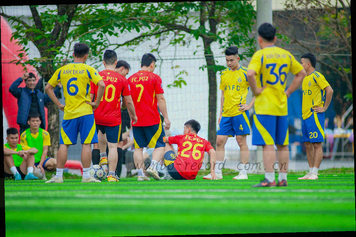 换设备后重新登录与找回栏目的三步操作路径抽象示意，由几何色块与等宽编号节点组成